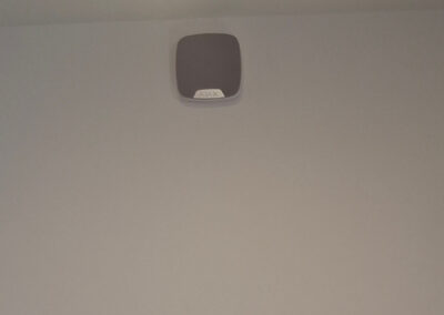 Sirène intérieure sans fil Ajax HomeSiren Jeweller installée en hauteur