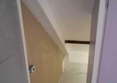 Structure en plaque de plâtre réalisée pour intégrer un réseau de ventilation dans un volume contraint.