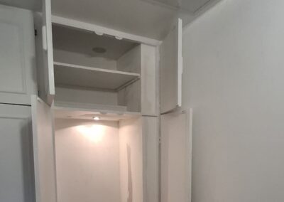 Trappe de visite métallique laquée blanche fermée et intégrée au plafond.