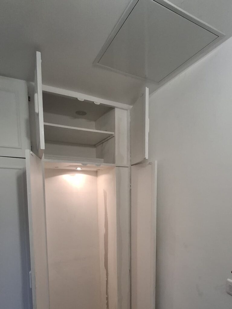 Trappe de visite métallique laquée blanche fermée et intégrée au plafond.