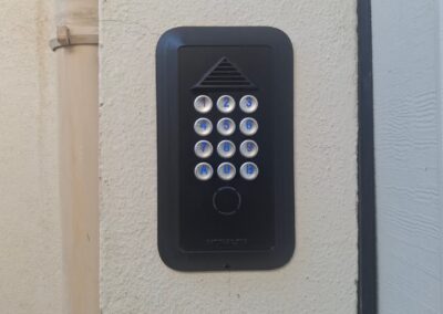 Clavier à code connecté Noralsy Andy Zamac petit modèle noir avec touches rétroéclairées bleues