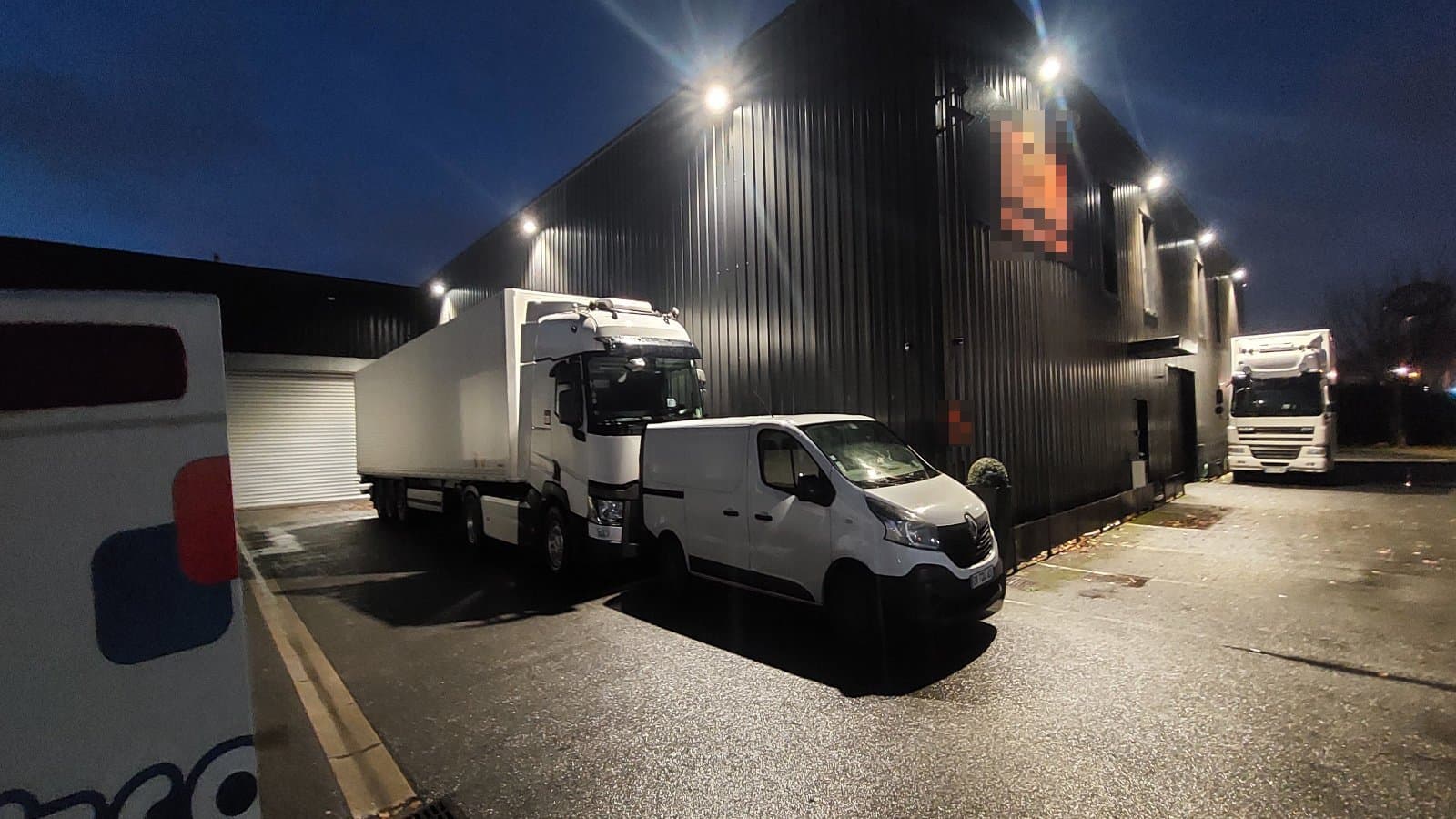 Eclairage exterieur de batiment professionnel par projecteurs LED Projecteurs LED installes sur la facade d un batiment professionnel pour l eclairage du parking