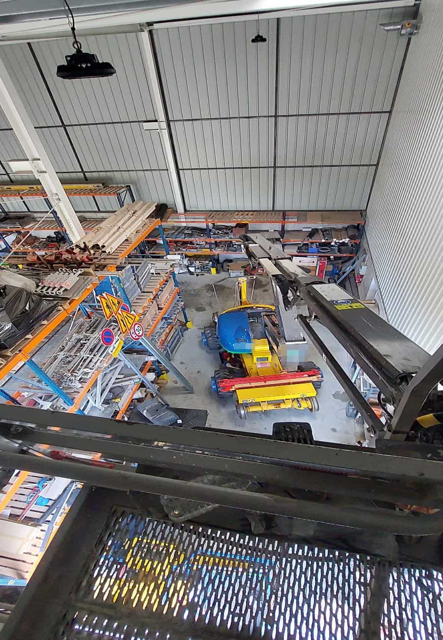 Intervention en nacelle pour installation d’éclairage dans un entrepôt Intervention en nacelle pour l’installation de luminaires dans un entrepôt à grande hauteur