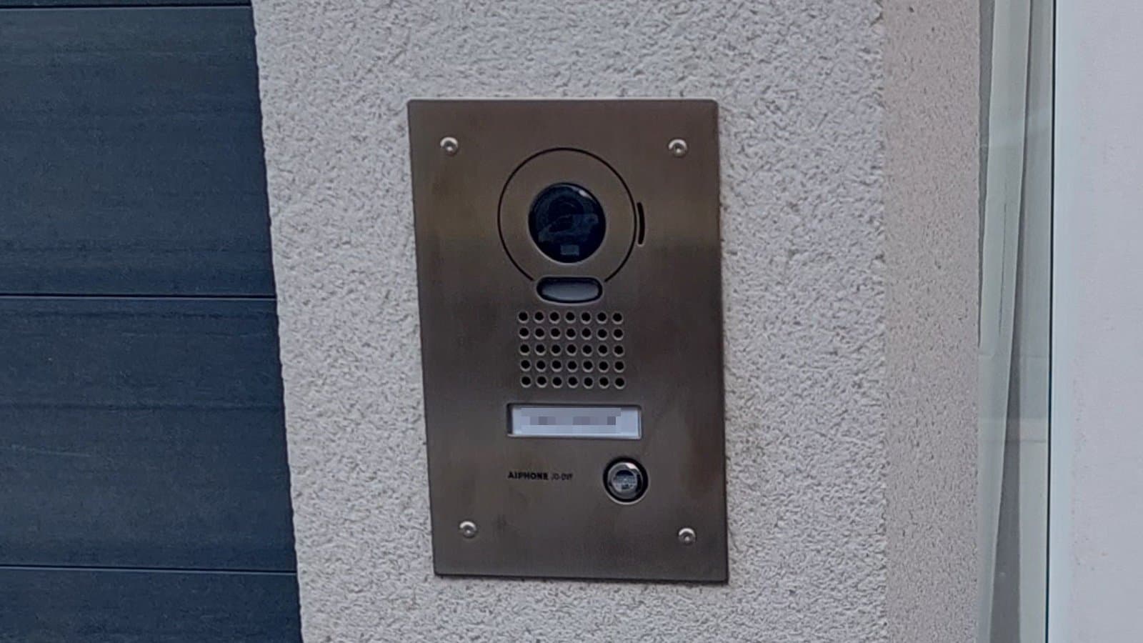 Platine de rue Aiphone JO-DVF encastrée Affiche.Platine de rue Aiphone JO-DVF encastrée sur pilier de portillon avec caméra grand angle