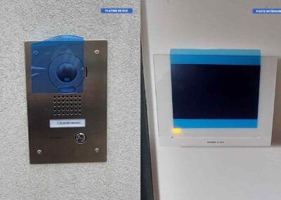 Installation visiophone Aiphone avec platine de rue encastrée et moniteur intérieur 7 pouces