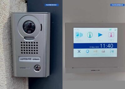Installation visiophone Aiphone avec platine de rue en saillie avec kit d’angle et moniteur intérieur 7 pouces